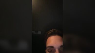 Giovane coppia italiana fa sesso in macchina