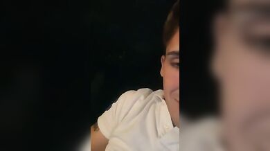 Giovane coppia italiana fa sesso in macchina