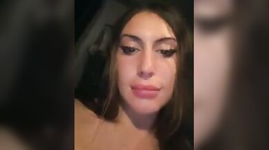 Giovane coppia italiana fa sesso in macchina