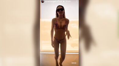 Anna Tatangelo balletto  in bikini