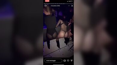 Giovane troietta italiana balla e mostra il culo discoteca