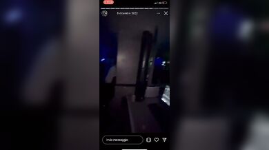 Giovane troietta italiana balla e mostra il culo discoteca