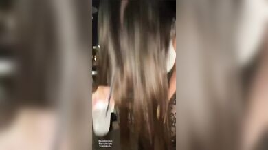 Giovane troietta italiana balla e mostra il culo discoteca