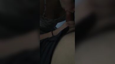 Teen lo prende in bocca al fidanzato