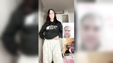 Ragazza italiana fa la porca in cam