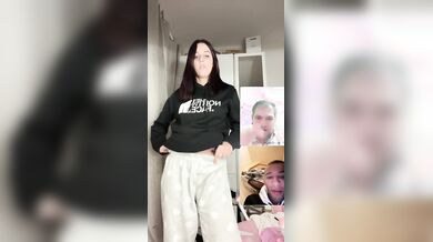 Ragazza italiana fa la porca in cam