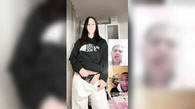 Ragazza italiana fa la porca in cam