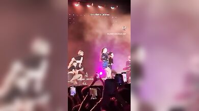 Annalisa in concerto a Catania mostra a tutti il culo