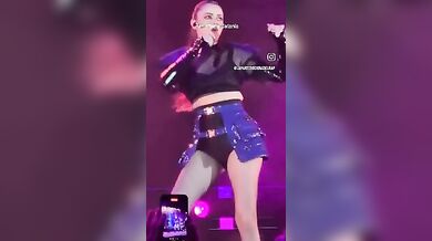 Annalisa in concerto a Catania mostra a tutti il culo