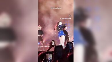 Annalisa in concerto a Catania mostra a tutti il culo