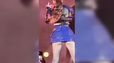 Annalisa in concerto a Catania mostra a tutti il culo