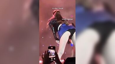 Annalisa in concerto a Catania mostra a tutti il culo