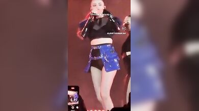 Annalisa in concerto a Catania mostra a tutti il culo