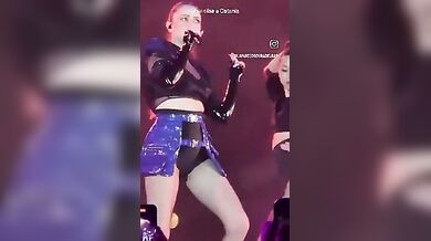 Annalisa in concerto a Catania mostra a tutti il culo