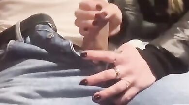 Ci prova con bionda al supermercato che gli fa una bella sega