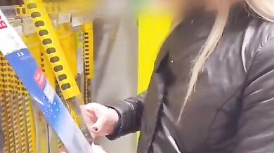 Ci prova con bionda al supermercato che gli fa una bella sega