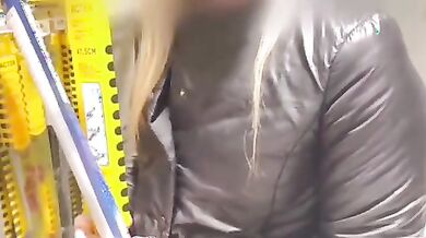 Ci prova con bionda al supermercato che gli fa una bella sega