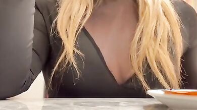 Ci prova con bionda al supermercato che gli fa una bella sega