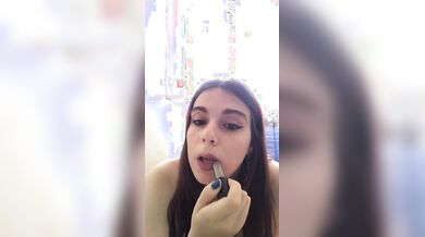 Diretta ciucciando la banana in topless