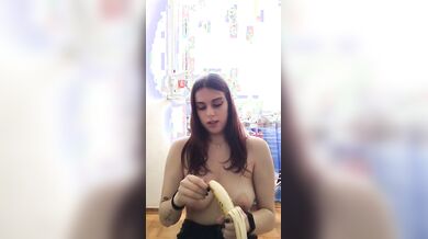 Diretta ciucciando la banana in topless