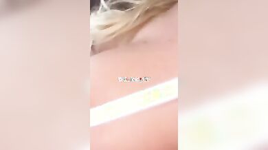 Lucrezia si spoglia nuda e si fa toccare la fica dall'amico