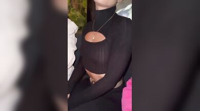 In un locale con le amiche che fanno le troie e escono le tette