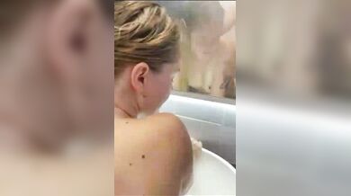 Senti come sei bagnata? TI lecco questo buco del culo e ti scopo