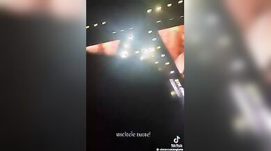 Al concerto di vasco escono le fans tette