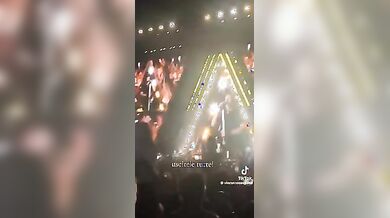 Al concerto di vasco escono le fans tette