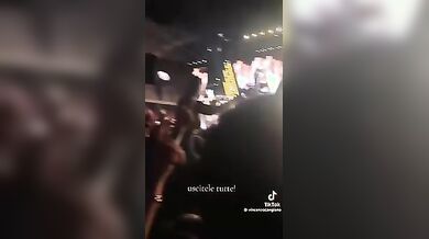 Al concerto di vasco escono le fans tette