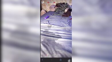 Chiara in diretta coi suoi fans si masturba