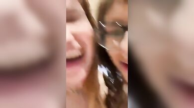 Nico guarda le nostre tette,ti piacciono?