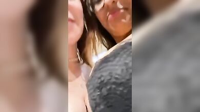 Nico guarda le nostre tette,ti piacciono?