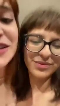 Nico guarda le nostre tette,ti piacciono?