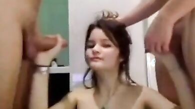 Trio ragazza italiana che spompina due amici