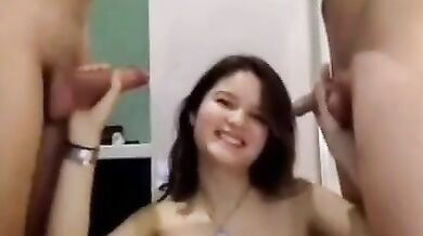 Trio ragazza italiana che spompina due amici