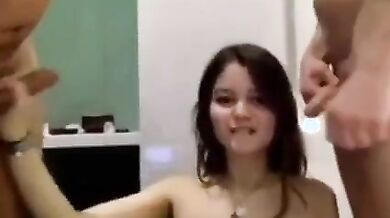 Trio ragazza italiana che spompina due amici