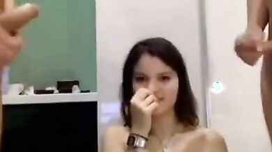 Trio ragazza italiana che spompina due amici