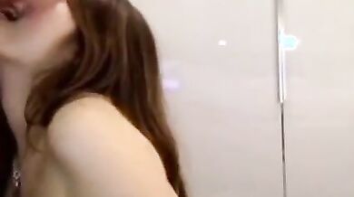 Trio ragazza italiana che spompina due amici