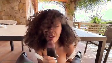 Bea succhia il cazzo nero dell'amico