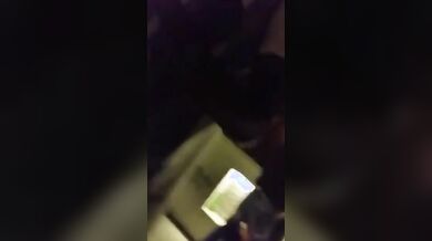 Si fa fare un pompino in discoteca e vengono beccati