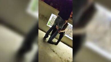 Si fa fare un pompino in discoteca e vengono beccati