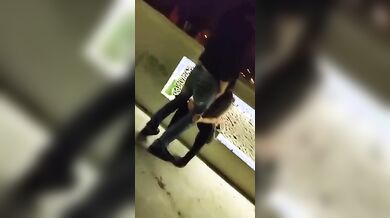 Si fa fare un pompino in discoteca e vengono beccati