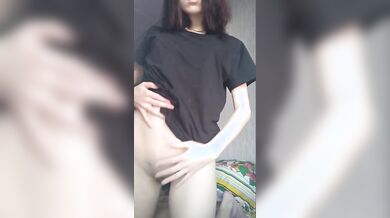 Ragazza italiana morettina con mascherina si spoglia nuda