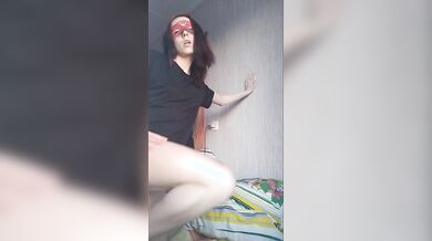 Ragazza italiana morettina con mascherina si spoglia nuda