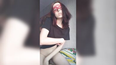 Ragazza italiana morettina con mascherina si spoglia nuda