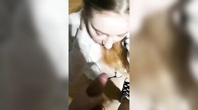 Livia 19 anni si fa riempire di sborra la bocca