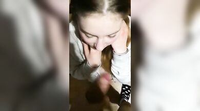 Livia 19 anni si fa riempire di sborra la bocca