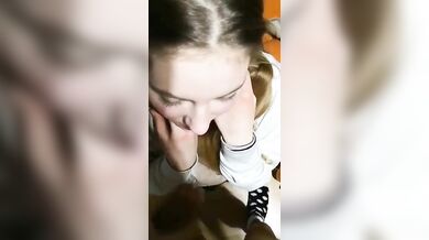 Livia 19 anni si fa riempire di sborra la bocca