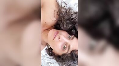 Milf italiana si masturba col vibratore